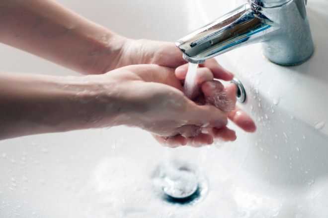 8 признаков, что вашу воду из-под крана пить просто опасно