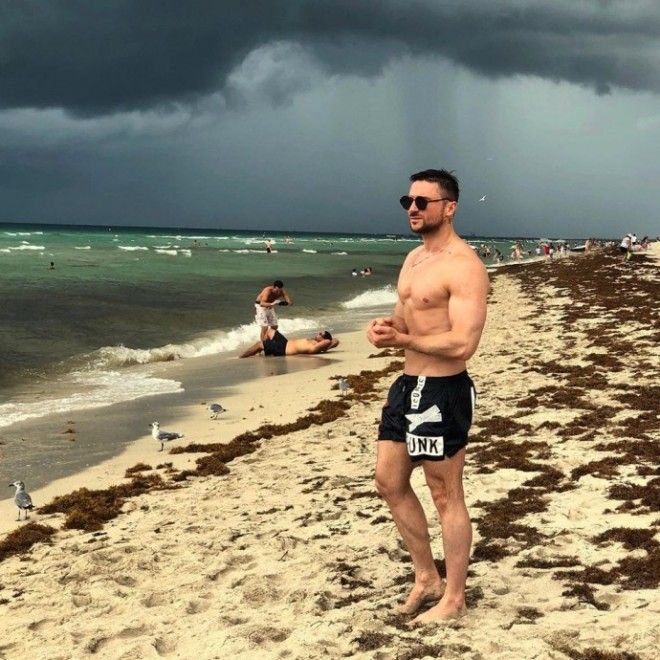 Сергей Лазарев и Алекс Малиновский предпочли отдых на подозрительном пляже