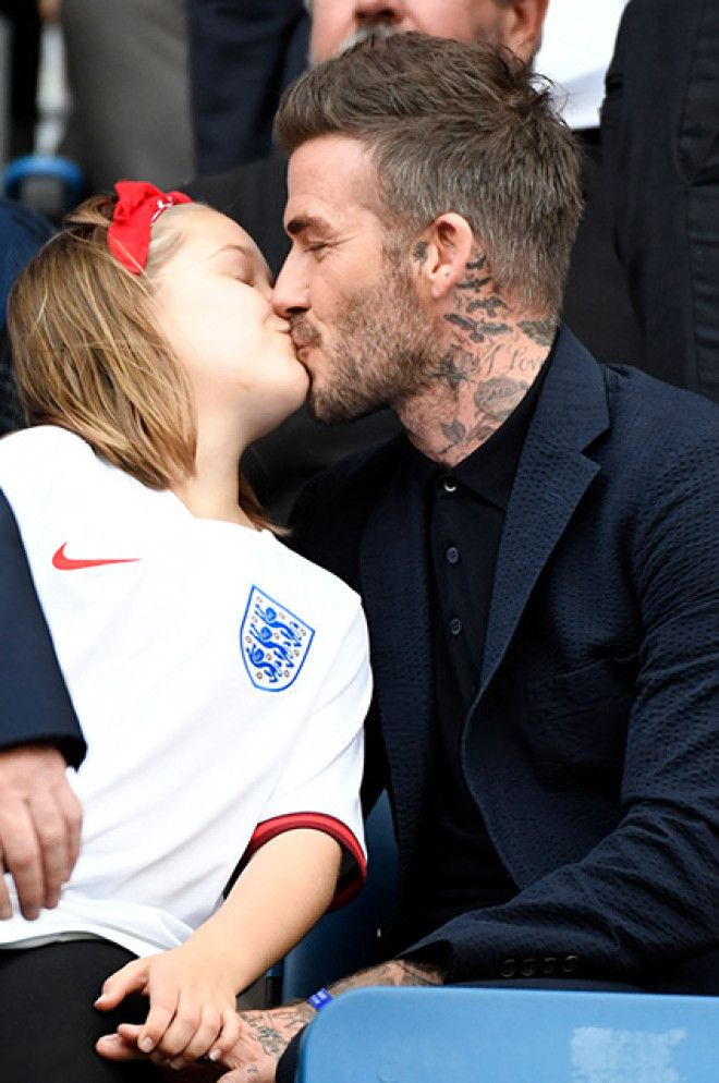 В сети возмущены очередным поцелуем Дэвида Бекхэма с дочерью