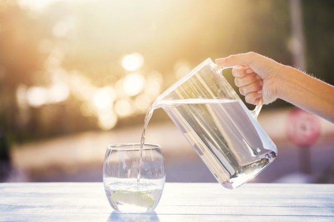 Питье воды натощак может ослабить симптомы 22 болезней. Вот они