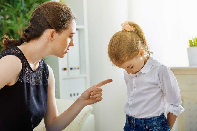 6 устаревших фраз, которые родители должны перестать говорить дочерям