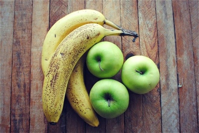Бананы рядом с яблоками созревают очень быстро Фото bevcookscom