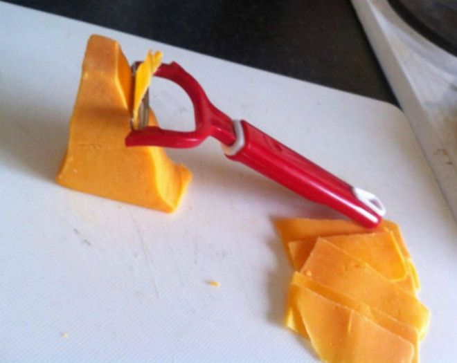 Тончайшая нарезка сыра. | Фото: Лайм.