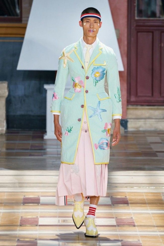 Юбочки и платья представлена мужская коллекция на Парижской неделе моды