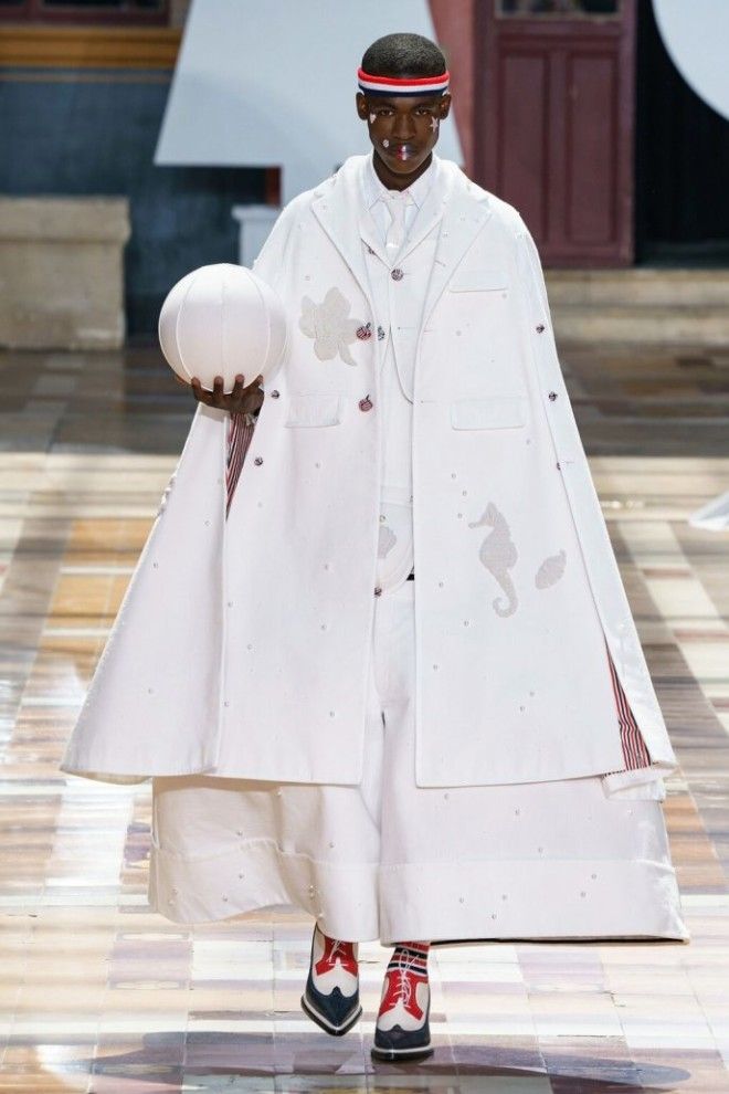 Юбочки и платья представлена мужская коллекция на Парижской неделе моды