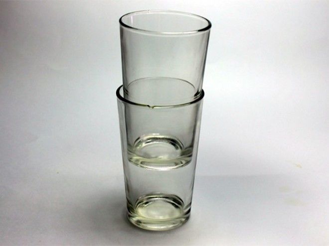 Есть простое средство, которое поможет легко рассоединить два слипшихся стакана. /Фото: i2.wp.com