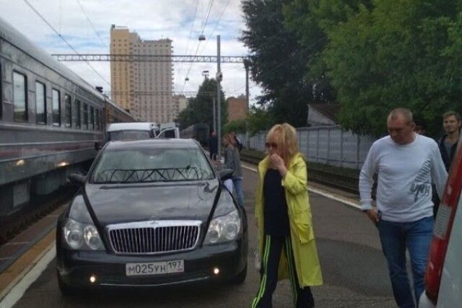 Поклонники возмущены Пугачева подъехала к перрону вокзала на личном авто